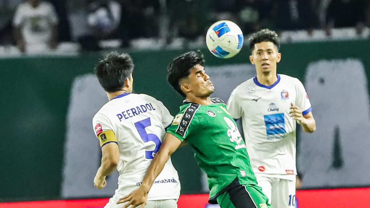 Pemain Persebaya Sananta berebut bola dengan Pemain Port FC Peeradol dalam pertandingan Grup B Piala Presiden 2026 di Stadion Gelora Bung Tomo, Surabaya, Jawa Timur, Sabtu (1/8). (Riana Setiawan/ Jawa Pos)