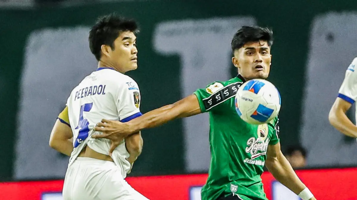 Pemain Persebaya Sananta berebut bola dengan Pemain Port FC Peeradol dalam pertandingan Grup B Piala Presiden 2026 di Stadion Gelora Bung Tomo, Surabaya, Jawa Timur, Sabtu (1/8). (Riana Setiawan/ Jawa Pos)