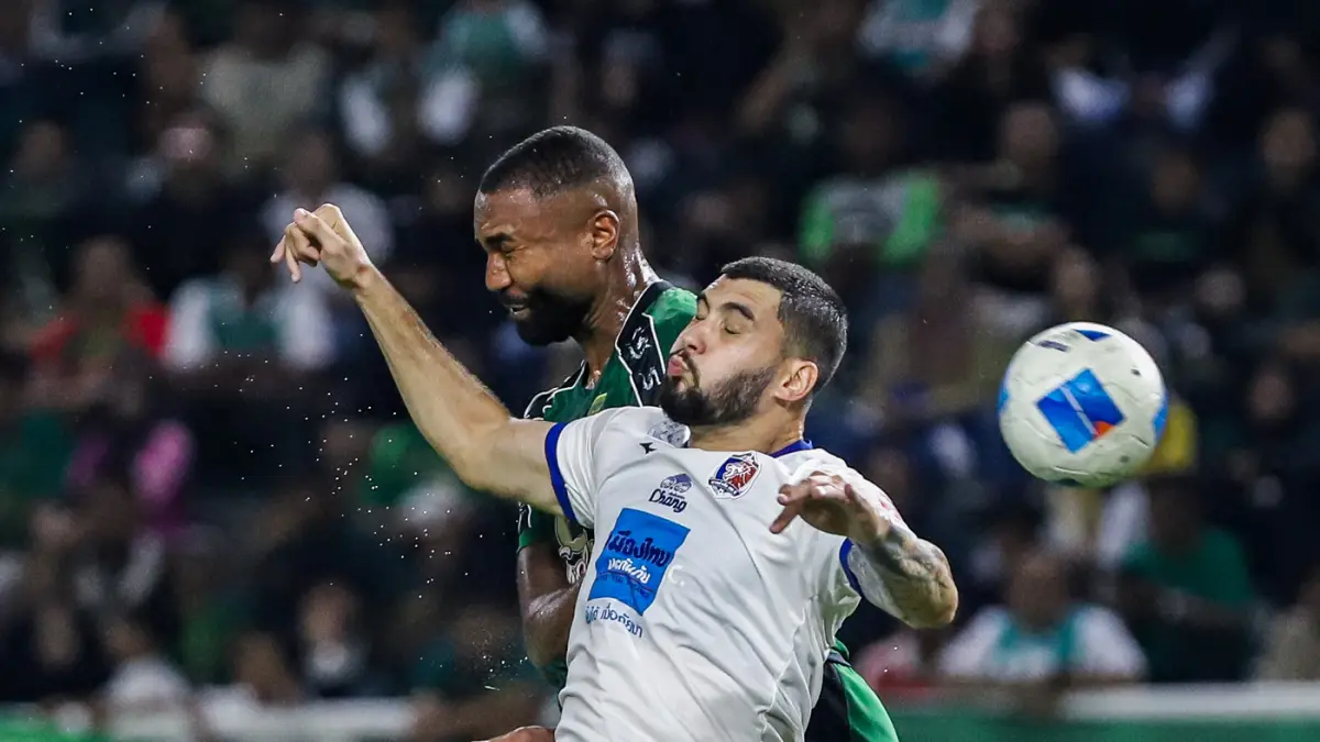 Pemain Persebaya Yuran Fernandes berebut bola dengan Pemain Port FC Marcel Philipe dalam pertandingan Grup B Piala Presiden 2026 di Stadion Gelora Bung Tomo, Surabaya, Jawa Timur, Sabtu (1/8). (Riana Setiawan/ Jawa Pos)