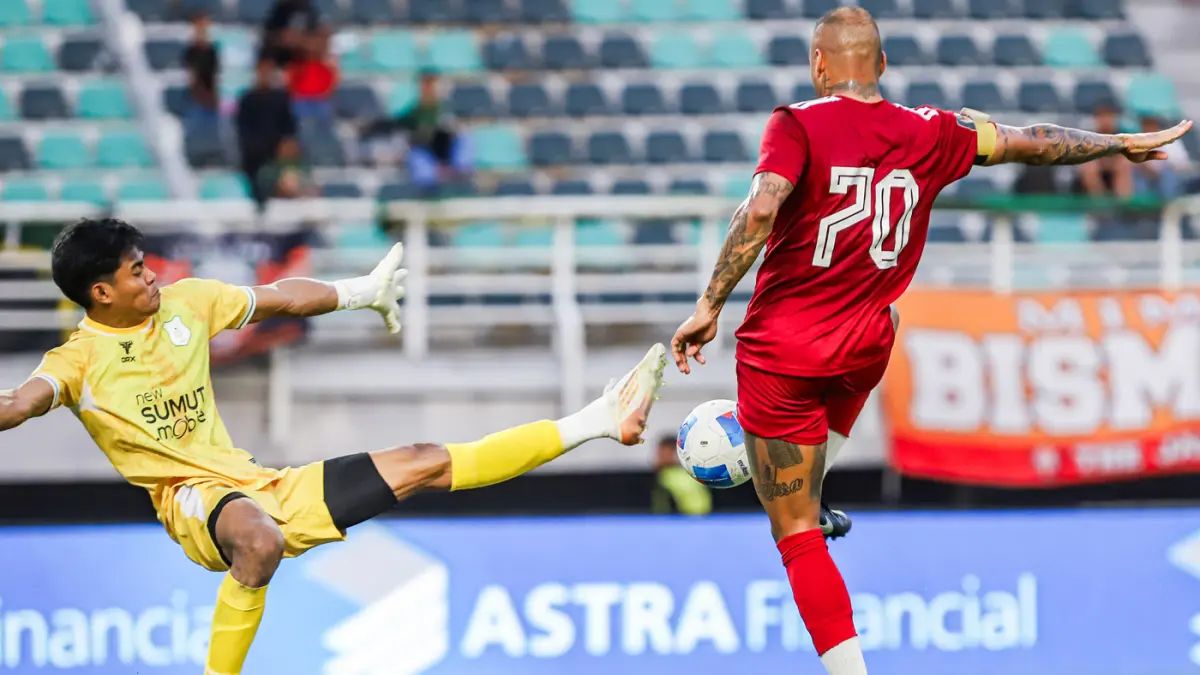 Pemain Persija Gustavo Almaida berebut bola dengan Pemain PSMS dalam pertandingan Grup B Piala Presiden 2026 di Stadion Gelora Bung Tomo, Surabaya, Jawa Timur, Sabtu (1/8). (Riana Setiawan/ Jawa Pos)