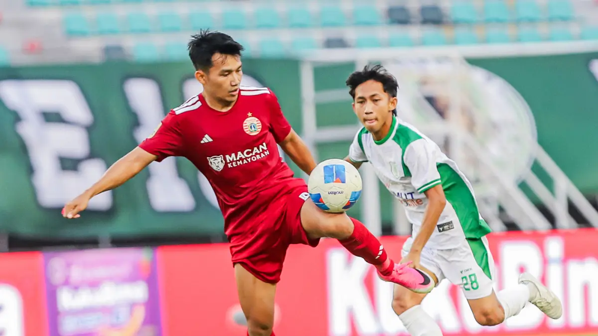 Pemain Persija Witan Sulaiman berebut bola dengan Pemain PSMS Abdul Zaki dalam pertandingan Grup B Piala Presiden 2026 di Stadion Gelora Bung Tomo, Surabaya, Jawa Timur, Sabtu (1/8). (Riana Setiawan/ Jawa Pos)