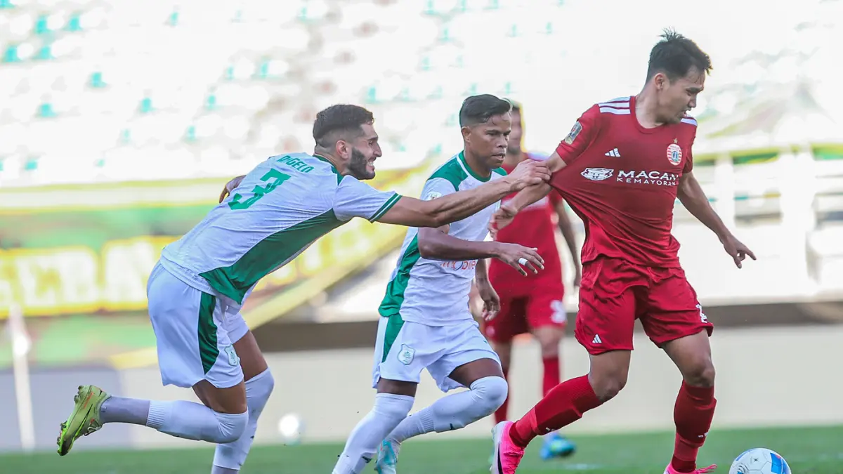 Pemain Persija Witan Sulaiman berebut bola dengan Pemain PSMS Angelo Rafael dalam pertandingan Grup B Piala Presiden 2026 di Stadion Gelora Bung Tomo, Surabaya, Jawa Timur, Sabtu (1/8). (Riana Setiawan/ Jawa Pos)
