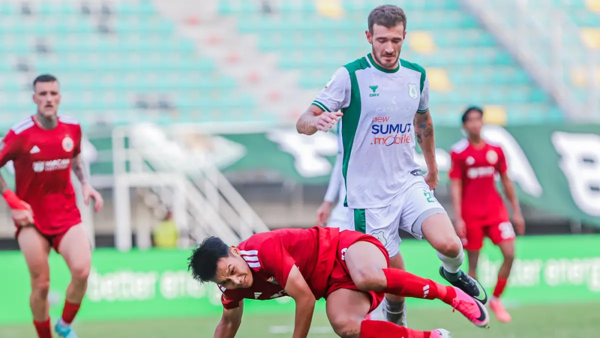 Pemain Persija Witan Sulaiman berebut bola dengan pemain PSMS Enrico dalam pertandingan Grup B Piala Presiden 2026 di Stadion Gelora Bung Tomo, Surabaya, Jawa Timur, Sabtu (1/8). (Riana Setiawan/ Jawa Pos)