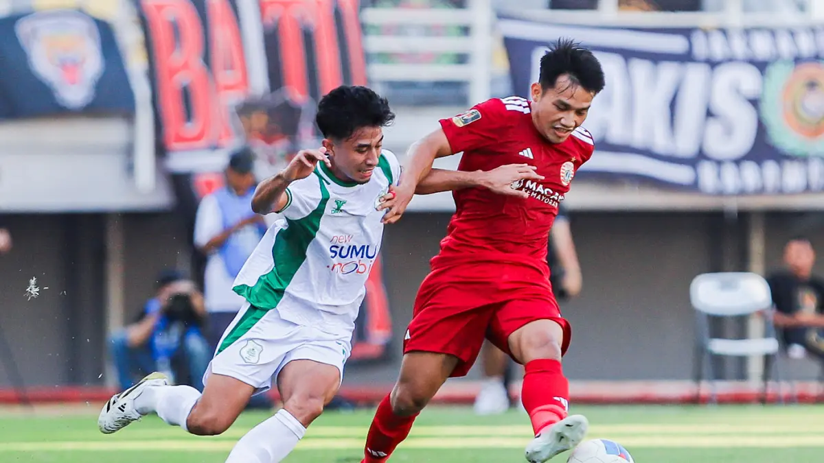Pemain Persija Witan Sulaiman berebut bola dengan Pemain PSMS Rayhan Utina dalam pertandingan Grup B Piala Presiden 2026 di Stadion Gelora Bung Tomo, Surabaya, Jawa Timur, Sabtu (1/8). (Riana Setiawan/ Jawa Pos)