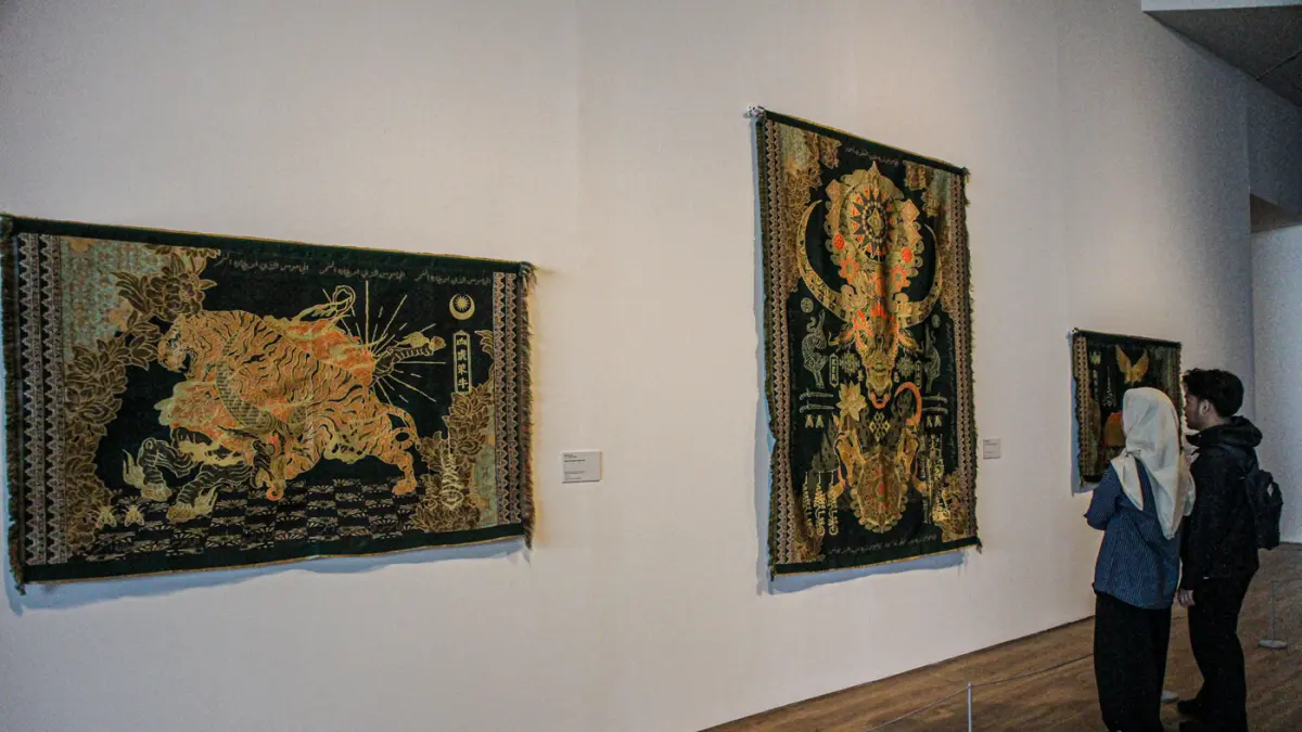 Pengunjung melihat karya Marcos Kueh di pameran Marcos Kueh: Kenyalang Circus di Museum Macan, Sabtu (01/08/2026). (Hanung Hambara/Jawa Pos)