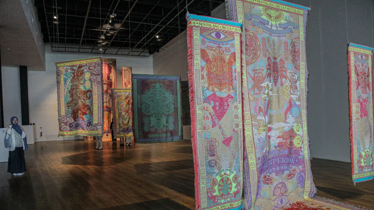 Pengunjung melihat karya Marcos Kueh di pameran Marcos Kueh: Kenyalang Circus di Museum Macan, Sabtu (01/08/2026). (Hanung Hambara/Jawa Pos)