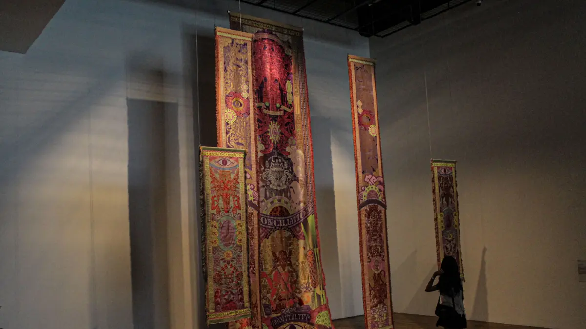 Pengunjung melihat karya Marcos Kueh di pameran Marcos Kueh: Kenyalang Circus di Museum Macan, Sabtu (01/08/2026). (Hanung Hambara/Jawa Pos)
