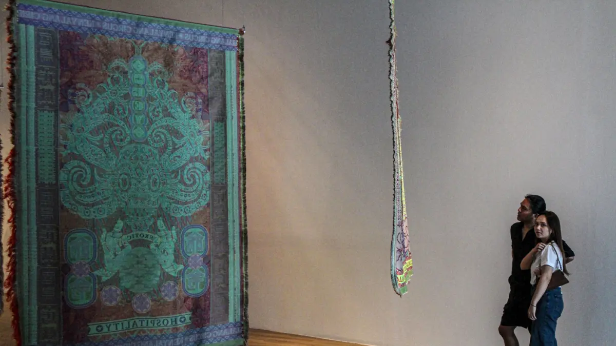 Pengunjung melihat karya Marcos Kueh di pameran Marcos Kueh: Kenyalang Circus di Museum Macan, Sabtu (01/08/2026). (Hanung Hambara/Jawa Pos)