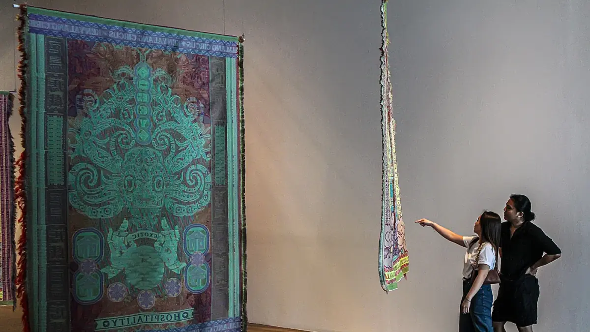 Pengunjung melihat karya Marcos Kueh di pameran Marcos Kueh: Kenyalang Circus di Museum Macan, Sabtu (01/08/2026). (Hanung Hambara/Jawa Pos)