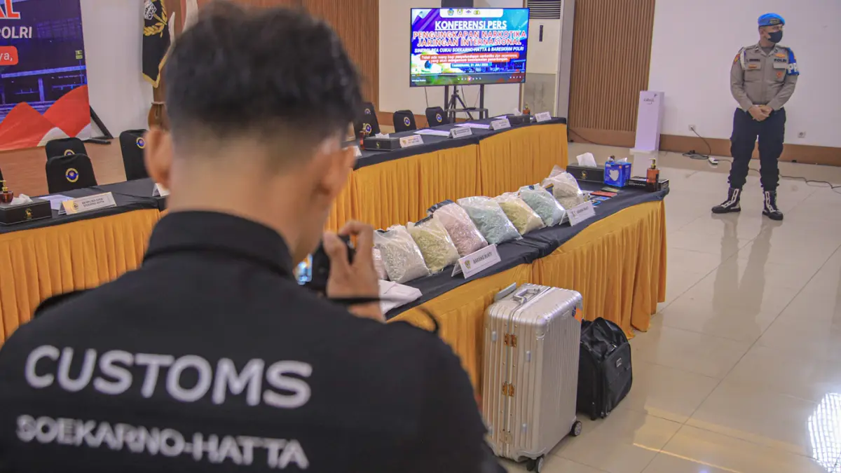 Sejumlah barang bukti dihadirkan dalam rilis penyelundupan narkotika oleh seorang kopilot penerbangan maskapai asing berkewarganegaraan Malaysia di Bandara Soekarno-Hatta, Tangerang, Jumat (31/07/2026). (Hanung Hambara/Jawa Pos)