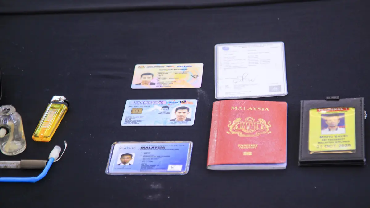 Sejumlah barang bukti dihadirkan dalam rilis penyelundupan narkotika oleh seorang kopilot penerbangan maskapai asing berkewarganegaraan Malaysia di Bandara Soekarno-Hatta, Tangerang, Jumat (31/07/2026). (Hanung Hambara/Jawa Pos)