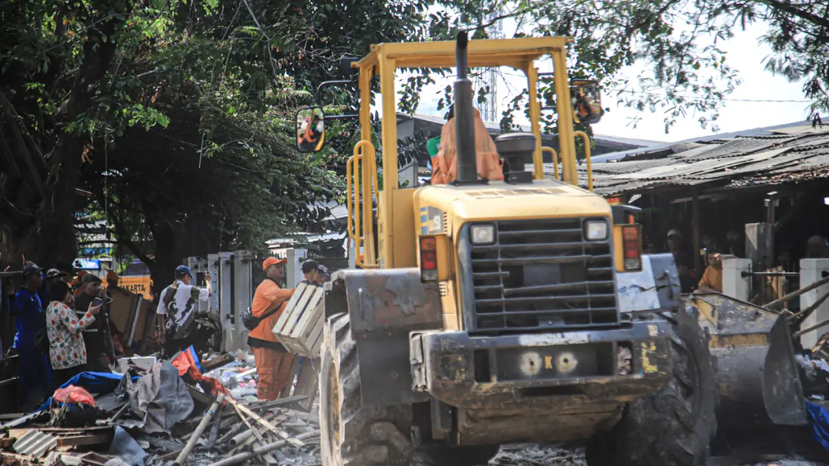 Sejumlah petugas gabungan membersihkan puing bangunan liar yang telah dirobohkan di Jalan Rasamala Hijau, Jakarta Barat, Kamis (30/07/2026). (Hanung Hambara/Jawa Pos)