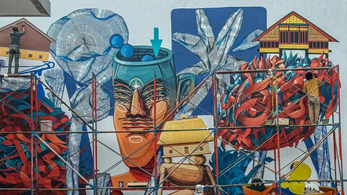 Seniman melukis mural karya kolaborasi tiga seniman, yakni Vitalii Dilkone (Ukraina), Muna Diannur (Indonesia) dan Manuel Skirl (Austria) di salah satu dinding Taman Ismail Marzuki (TIM), Menteng, Jakarta Pusat, Kamis (30/07/2026). (Hanung Hambara/Jawa Po