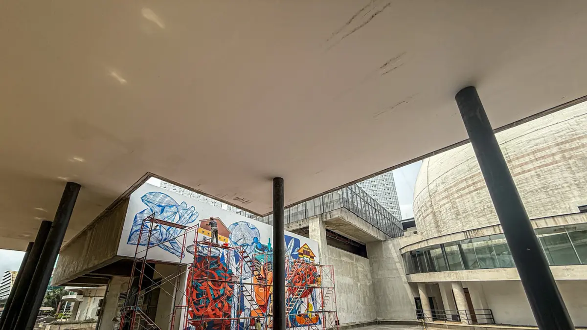 Seniman melukis mural karya kolaborasi tiga seniman, yakni Vitalii Dilkone (Ukraina), Muna Diannur (Indonesia) dan Manuel Skirl (Austria) di salah satu dinding Taman Ismail Marzuki (TIM), Menteng, Jakarta Pusat, Kamis (30/07/2026). (Hanung Hambara/Jawa Po