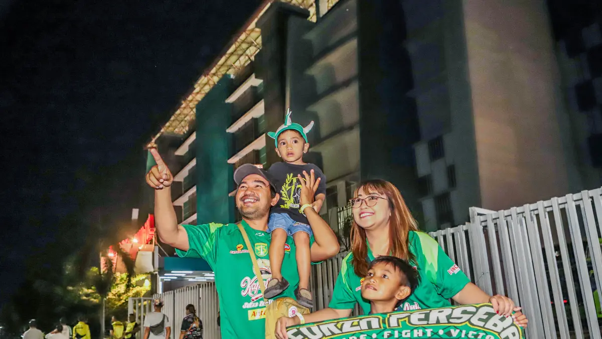 Suporter Persebaya, memasuki area Stadion Gelora Bung Tomo Surabaya sebelum laga Persebaya vs PSMS dalam pertandingan Grup B Piala Presiden 2026, Rabu (29/7). Persebaya berhasil mengalahkan PSMS dengan skor tipis (1-0). RIANA SETIAWAN/ JAWA POS