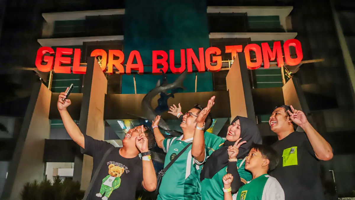 Suporter Persebaya Padati Stadion Gelora Bung Tomo Surabaya - Image