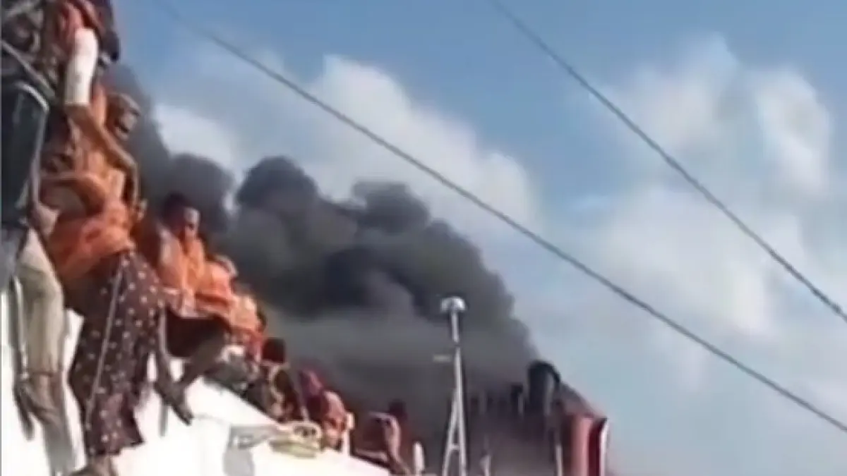 Video amatir dari penumpang KMP Mutiara Sentosa 2 yang terbakar di Perairan Utara Sumenep, Minggu (2/8). (Istimewa) - Image