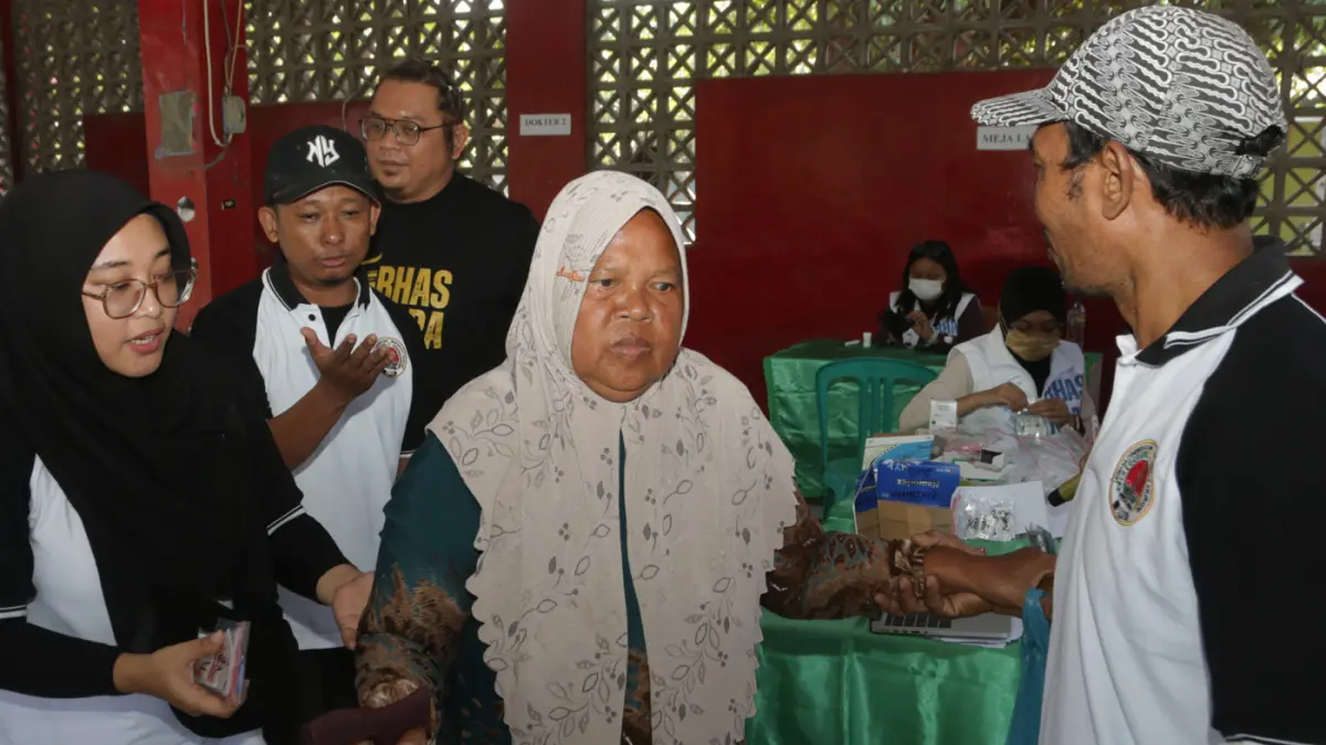 Layanan yang digelar LPMK Bandaraharjo dan Karang Taruna Bhaskara menyiapkan kunjungan ke rumah bagi warga yang mengalami stroke,gangguan saraf, atau kondisi lain membuat mereka kesulitan bepergian,Kota Semarang,Jawa Tengah,Minggu(2/8/2026). (Nur Chamim/J