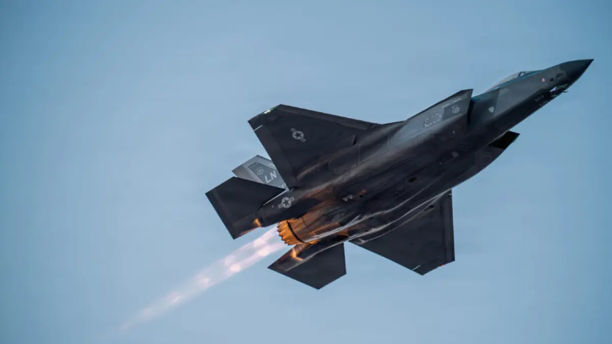 Ilustrasi pesawat tempur F-35. (Air & Space Forces Magazine) - Image