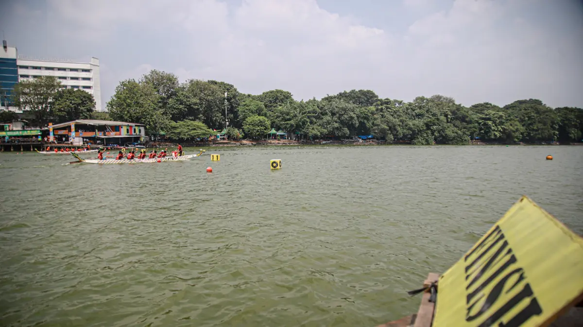 Para peserta beradu kecepatan saat lomba perahu naga dan kano di gelaran Jakarta Watersport Festival 2026 di Danau Sunter, Jakarta, Minggu (02/08/2026). (Hanung Hambara/Jawa Pos)