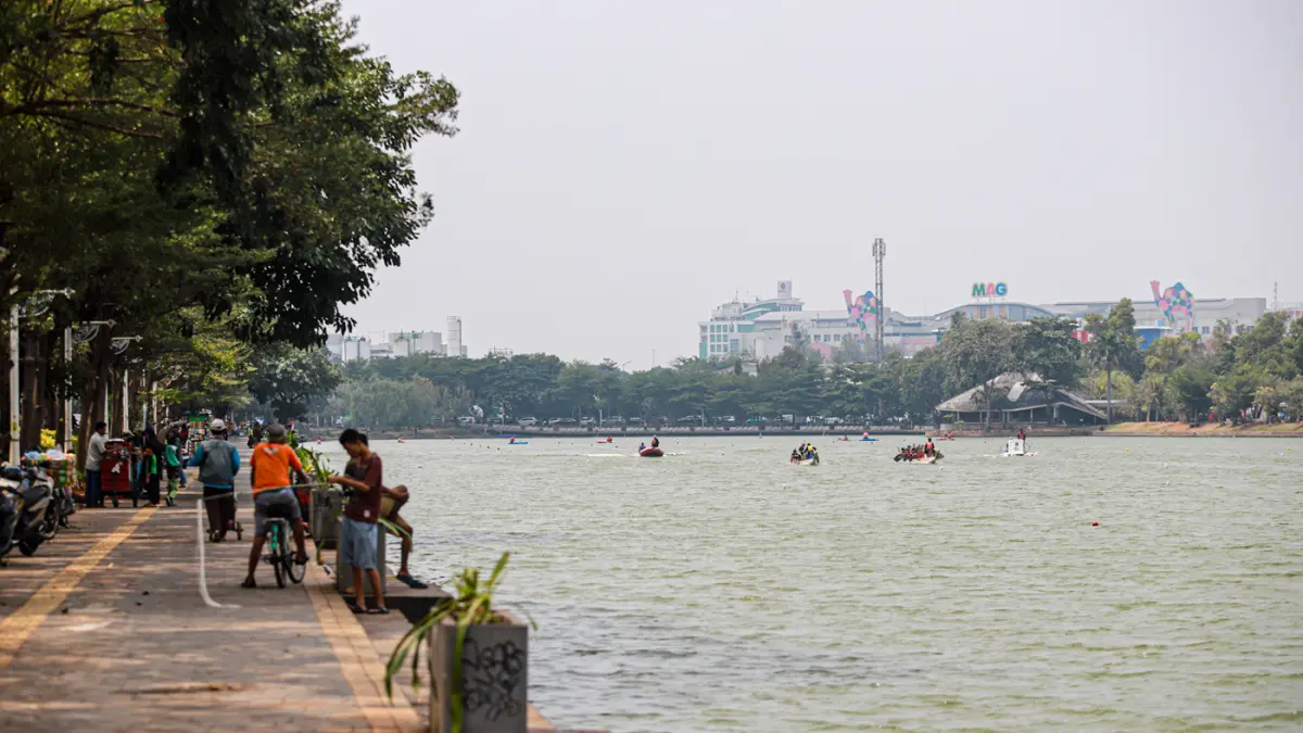 Para peserta beradu kecepatan saat lomba perahu naga dan kano di gelaran Jakarta Watersport Festival 2026 di Danau Sunter, Jakarta, Minggu (02/08/2026). (Hanung Hambara/Jawa Pos)