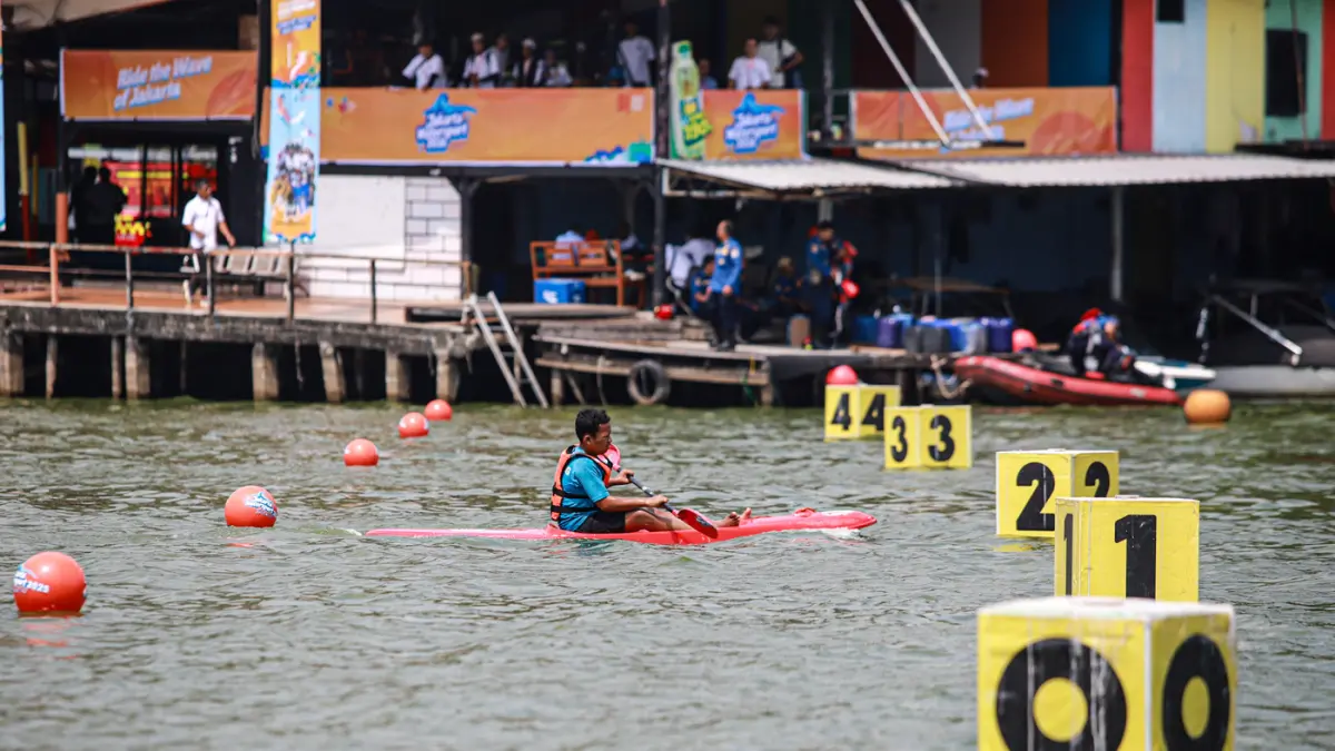 Para peserta beradu kecepatan saat lomba perahu naga dan kano di gelaran Jakarta Watersport Festival 2026 di Danau Sunter, Jakarta, Minggu (02/08/2026). (Hanung Hambara/Jawa Pos)