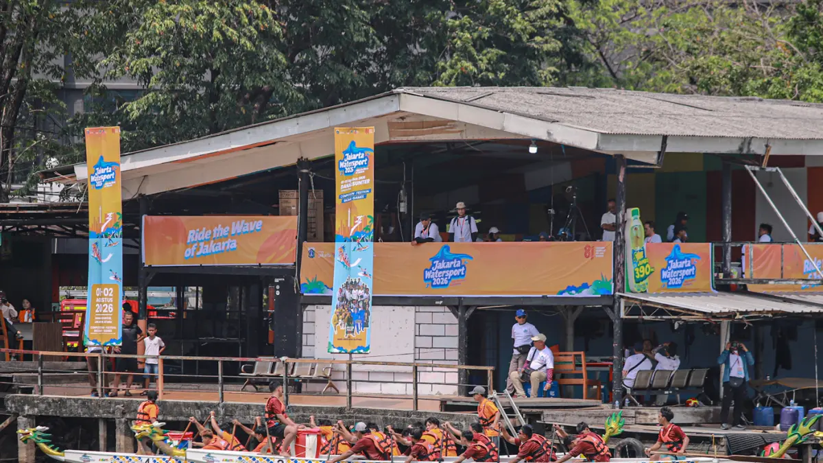 Para peserta beradu kecepatan saat lomba perahu naga dan kano di gelaran Jakarta Watersport Festival 2026 di Danau Sunter, Jakarta, Minggu (02/08/2026). (Hanung Hambara/Jawa Pos)