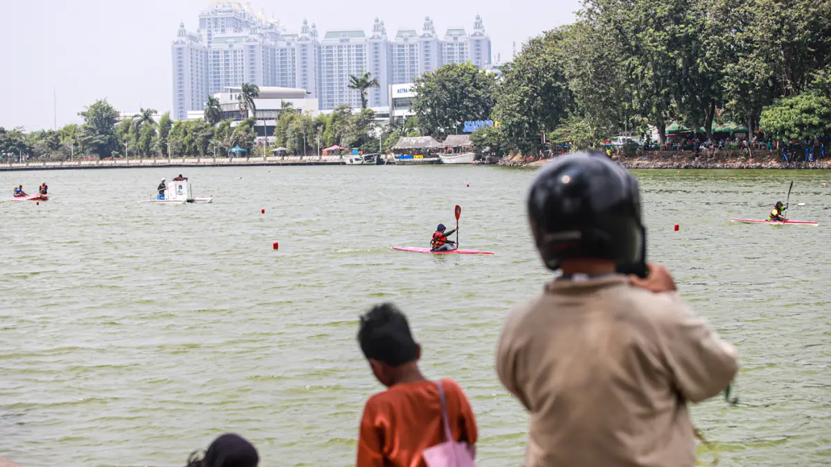 Para peserta beradu kecepatan saat lomba perahu naga dan kano di gelaran Jakarta Watersport Festival 2026 di Danau Sunter, Jakarta, Minggu (02/08/2026). (Hanung Hambara/Jawa Pos)