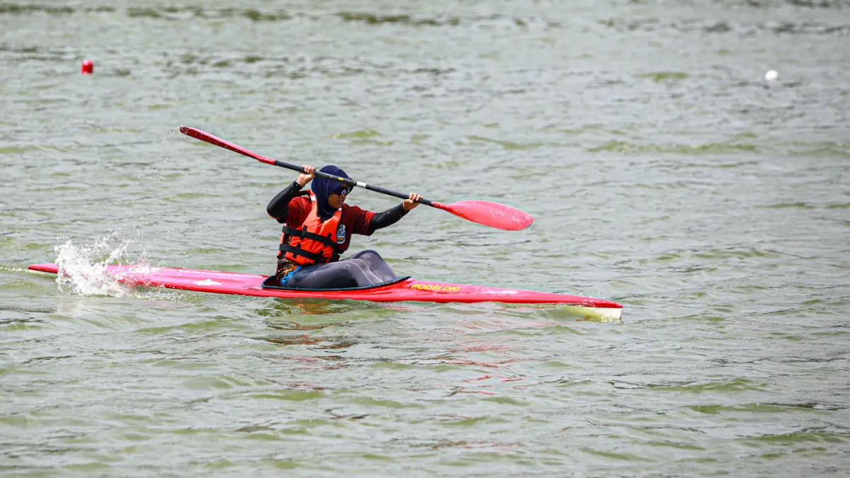 Para peserta beradu kecepatan saat lomba perahu naga dan kano di gelaran Jakarta Watersport Festival 2026 di Danau Sunter, Jakarta, Minggu (02/08/2026). (Hanung Hambara/Jawa Pos)