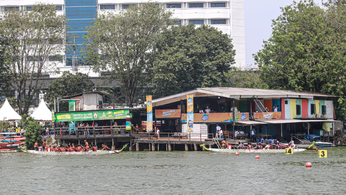 Para peserta beradu kecepatan saat lomba perahu naga dan kano di gelaran Jakarta Watersport Festival 2026 di Danau Sunter, Jakarta, Minggu (02/08/2026). (Hanung Hambara/Jawa Pos)