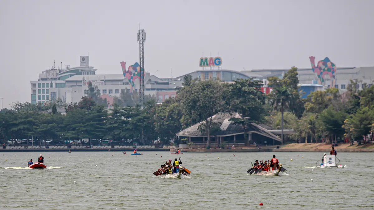 Para peserta beradu kecepatan saat lomba perahu naga dan kano di gelaran Jakarta Watersport Festival 2026 di Danau Sunter, Jakarta, Minggu (02/08/2026). (Hanung Hambara/Jawa Pos)