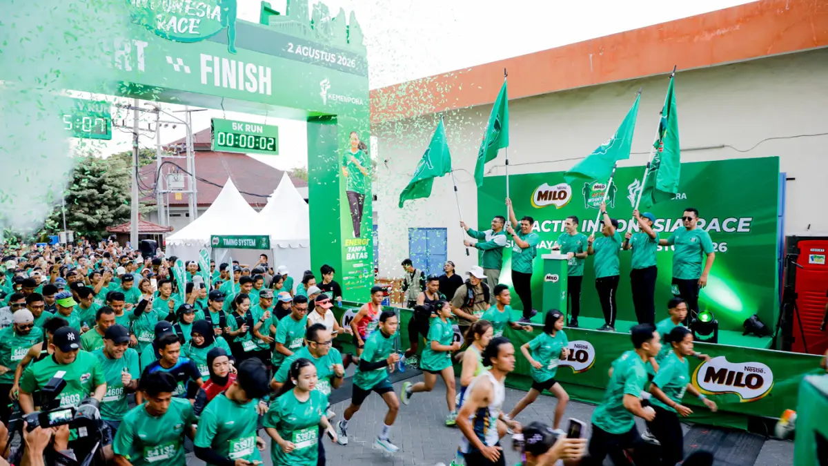 Peserta MILO ACTIV Indonesia Race 2026 Surabaya Series yang mengusung tema 'EnergiTanpaBatas' saat berangkat dari garis start & finish