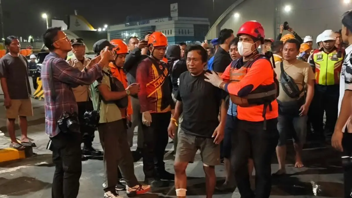 Petugas SAR mengevakuasi sejumlah korban terbakarnya KMP Mutiara Santosa II di Pelabuhan Tanjung Perak Surabaya, Senin (3/8/2026). ANTARA/Naufal Ammar Imaduddin - Image