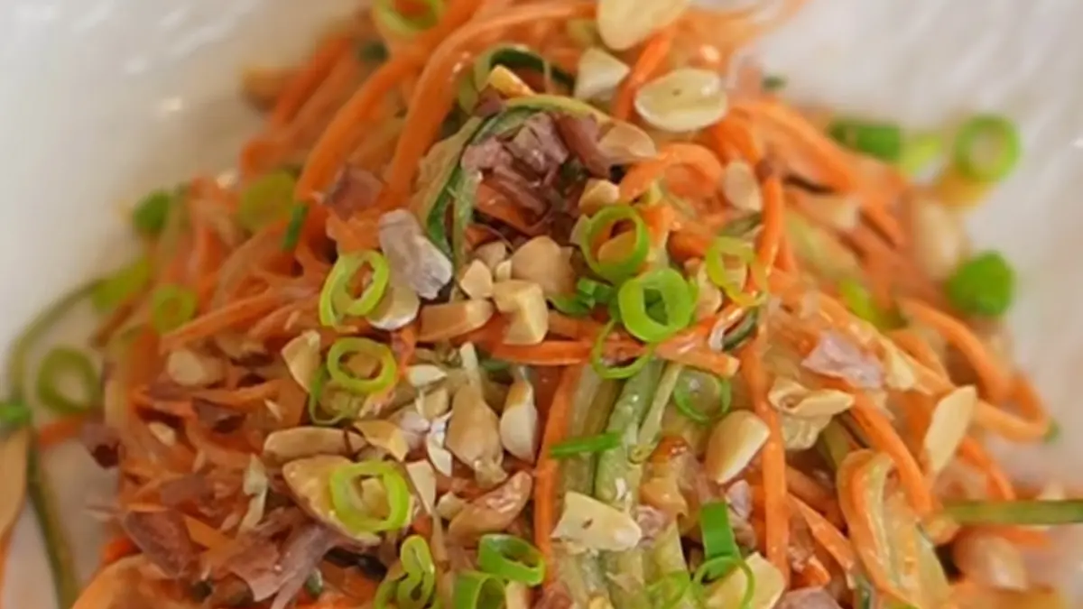 Resep Salad Wortel Timun dengan Saus Kacang, Segar, Renyah, dan Bikin Ketagihan