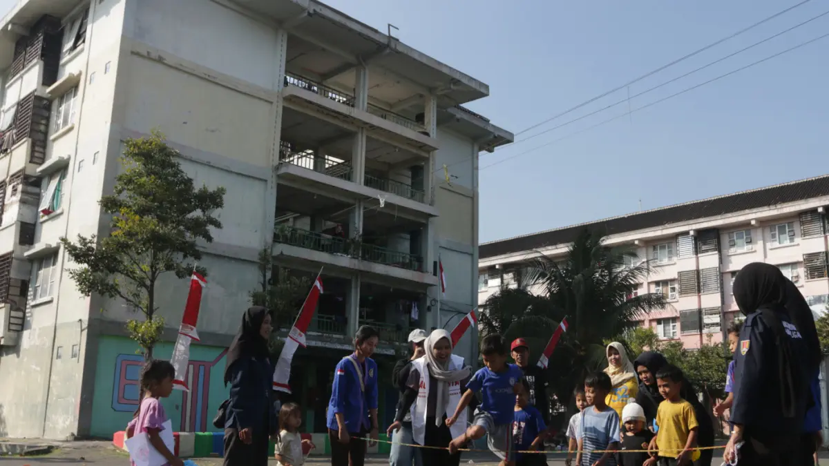 Sejumlah warga mengikuti kegiatan rangkaian LUKITO (Lukis, Kopi, Gotong Royong dan Cerito) Roadshow di Rusun Kaligawe, Kota Semarang, Jawa Tengah, Minggu (2/8/2026). (Nur Chamim/Jawapos Radar Semarang)