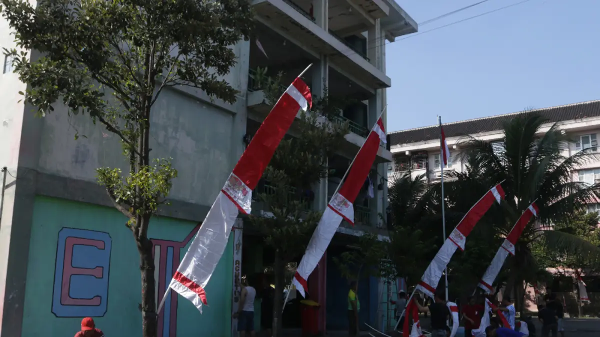 Sejumlah warga mengikuti kegiatan rangkaian LUKITO (Lukis, Kopi, Gotong Royong dan Cerito) Roadshow di Rusun Kaligawe, Kota Semarang, Jawa Tengah, Minggu (2/8/2026). (Nur Chamim/Jawapos Radar Semarang)
