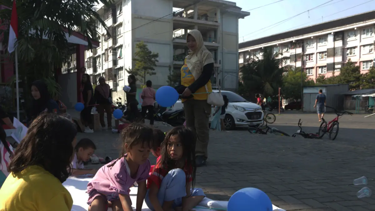Sejumlah warga mengikuti kegiatan rangkaian LUKITO (Lukis, Kopi, Gotong Royong dan Cerito) Roadshow di Rusun Kaligawe, Kota Semarang, Jawa Tengah, Minggu (2/8/2026). (Nur Chamim/Jawapos Radar Semarang)