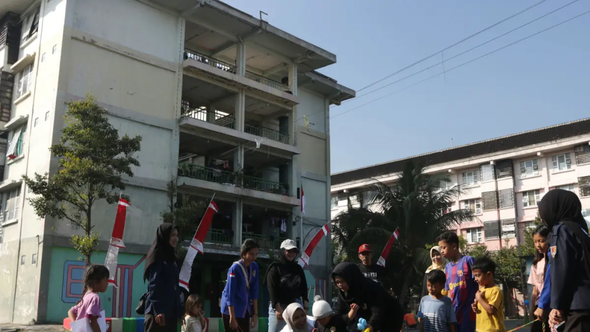 Sejumlah warga mengikuti kegiatan rangkaian LUKITO (Lukis, Kopi, Gotong Royong dan Cerito) Roadshow di Rusun Kaligawe, Kota Semarang, Jawa Tengah, Minggu (2/8/2026). (Nur Chamim/Jawapos Radar Semarang)