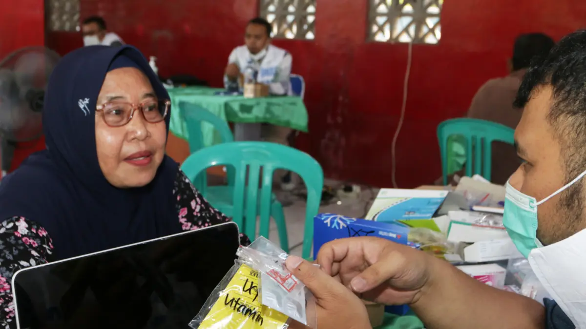Selain pemeriksaan, warga juga memperoleh obat dan vitamin secara gratis dalam kegiatan tersebut,Kota Semarang,Jawa Tengah,Minggu(2/8/2026). (Nur Chamim/Jawa Pos Radar Semarang)