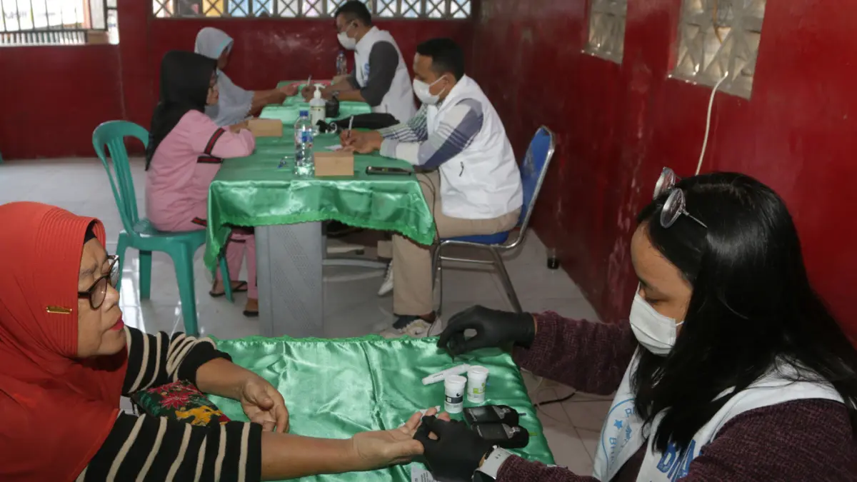 Seorang warga menjalani pemeriksaan tekanan darah sebagai tahapan awal sebelum berkonsultasi dengan dokter,Kota Semarang,Jawa Tengah,Minggu(2/8/2026). (Nur Chamim/Jawa Pos Radar Semarang)