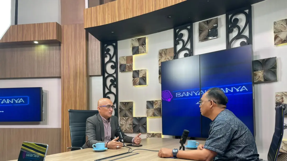 Wakil Rektor I Universitas Lambung Mangkurat Iwan Aflanie saat menjadi narasumber dalam podcast Banyak Tanya by Jawa Pos di Jakarta pada Jumat (31/7). (Renda Eko Riyadi/JawaPos.com) - Image