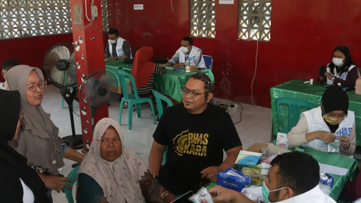Warga menjalani pemeriksaan kesehatan gratis di Gedung Merah RW 2, Kelurahan Bandaraharjo, Kota Semarang,Jawa Tengah, Minggu (2/8/2026). (Nur Chamim/Jawa Pos Radar Semarang)