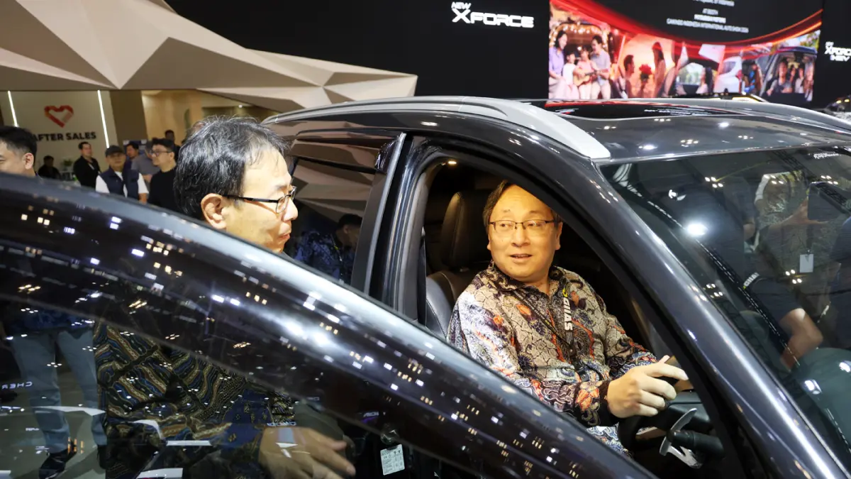 President Director of PT Mitsubishi Motors Krama Yudha Sales Indonesia (MMKSI) Atsushi Kurita dan Kuasa Usaha ad interim Kedutaan Besar Jepang untuk Indonesia Myochin Mitsuru saat melihat mobil Mitsubishi Destinator yang dipamerkan dalam ajang GIIAS 2026