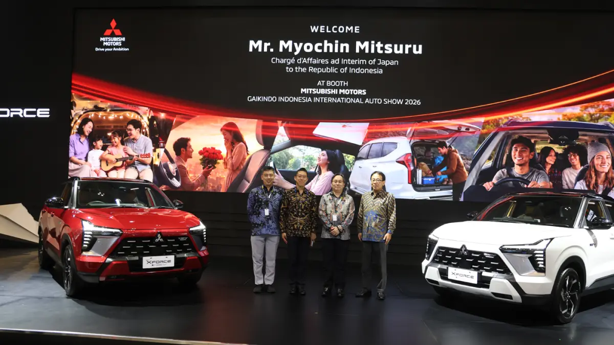 President Director of PT Mitsubishi Motors Krama Yudha Sales Indonesia (MMKSI) Atsushi Kurita dan Kuasa Usaha ad interim Kedutaan Besar Jepang untuk Indonesia Myochin Mitsuru saat melihat mobil Mitsubishi Destinator yang dipamerkan dalam ajang GIIAS 2026