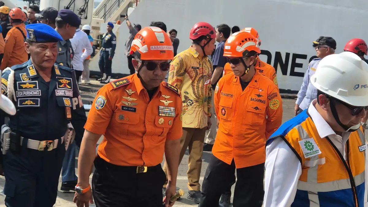 Kepala Basarnas, Marsdya TNI Mohammad Syafii mengungkap alasan sekoci KMP Mutiara Sentosa II gagal diturunkan saat kebakaran di Perairan Utara Sumenep, Pulau Madura, Minggu (2/8). (Novia Herawati/ JawaPos.com) - Image