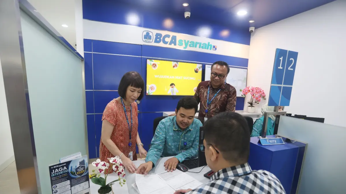 Kepala KC Mangga Dua BCA Syariah, Helena Effendy bersama Kepala KCP Cinere, Ibnu Fajar Nur Hakim saat memantau pelayanan operasional KCP Cinere.