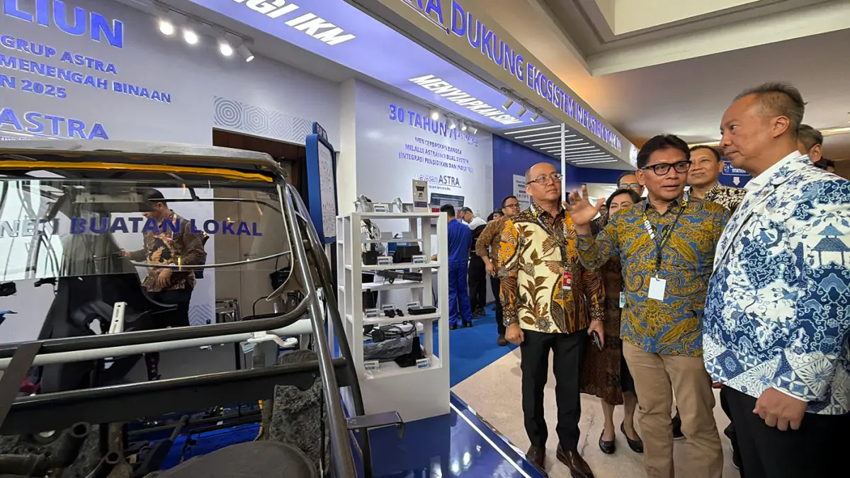 Ketua Pengurus Yayasan Astra - Yayasan Dharma Bhakti Astra (Yayasan Astra - YDBA) Rahmat Samulo (kedua kanan) sedang menunjukkan pohon industri roda empat yang menceritakan tentang Komponen Produk IKM