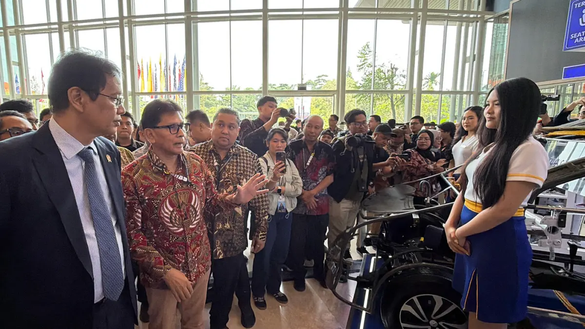 Menteri Keuangan Republik Indonesia Purbaya Yudhi Sadewa didampingi Ketua Pengurus Yayasan Astra - Yayasan Dharma Bhakti Astra (Yayasan Astra - YDBA) Rahmat Samulo