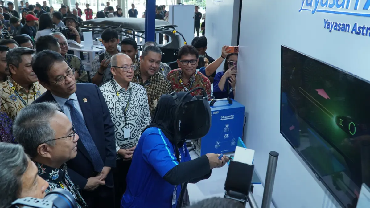 Menteri Keuangan Republik Indonesia Purbaya Yudhi Sadewa didampingi Wakil Direktur I ASTRAtech Tonny Pongoh dan Ketua Pengurus Yayasan Astra - YDBA Rahmat Samulo dan Ketua Harian sekaligus Ketua Penyelenggara GIIAS 2026 Anton Kemal Tasli Kumonty