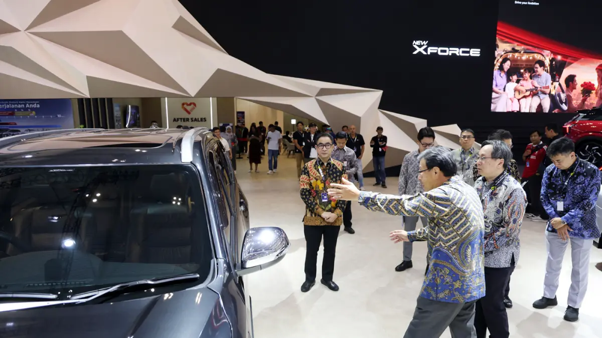 President Director of PT Mitsubishi Motors Krama Yudha Sales Indonesia (MMKSI) Atsushi Kurita dan Kuasa Usaha ad interim Kedutaan Besar Jepang untuk Indonesia Myochin Mitsuru saat melihat mobil Mitsubishi Destinator yang dipamerkan dalam ajang GIIAS 2026